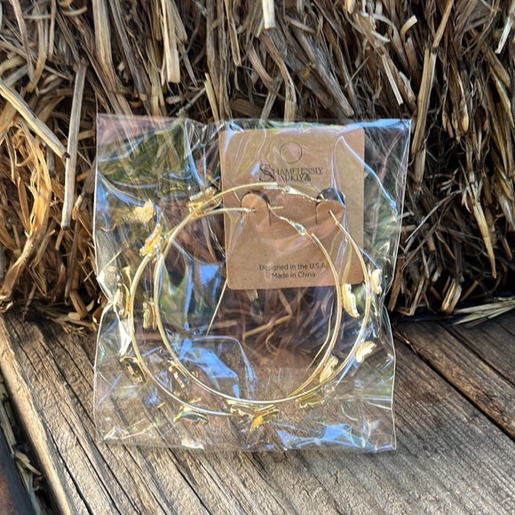 New Gold Butterfly Hoop Earrings - Picture 13 of 13